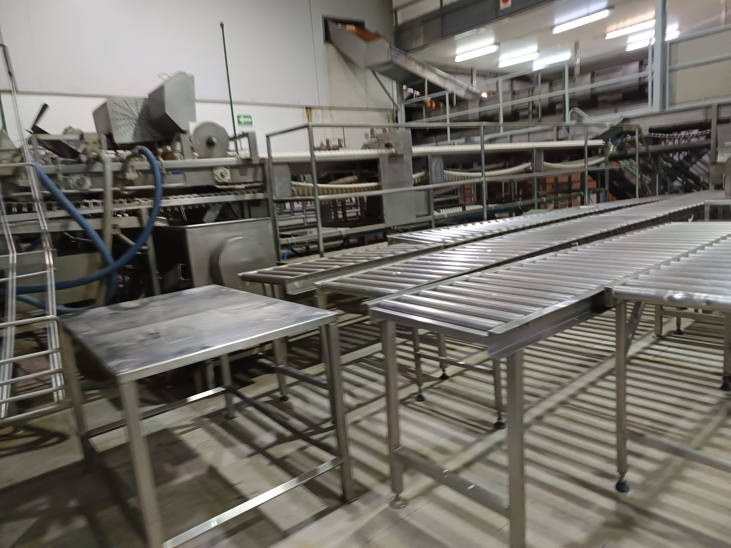 Cintas de rodillos y estaciones de trabajo en acero inoxidable - Proyecto Maven
