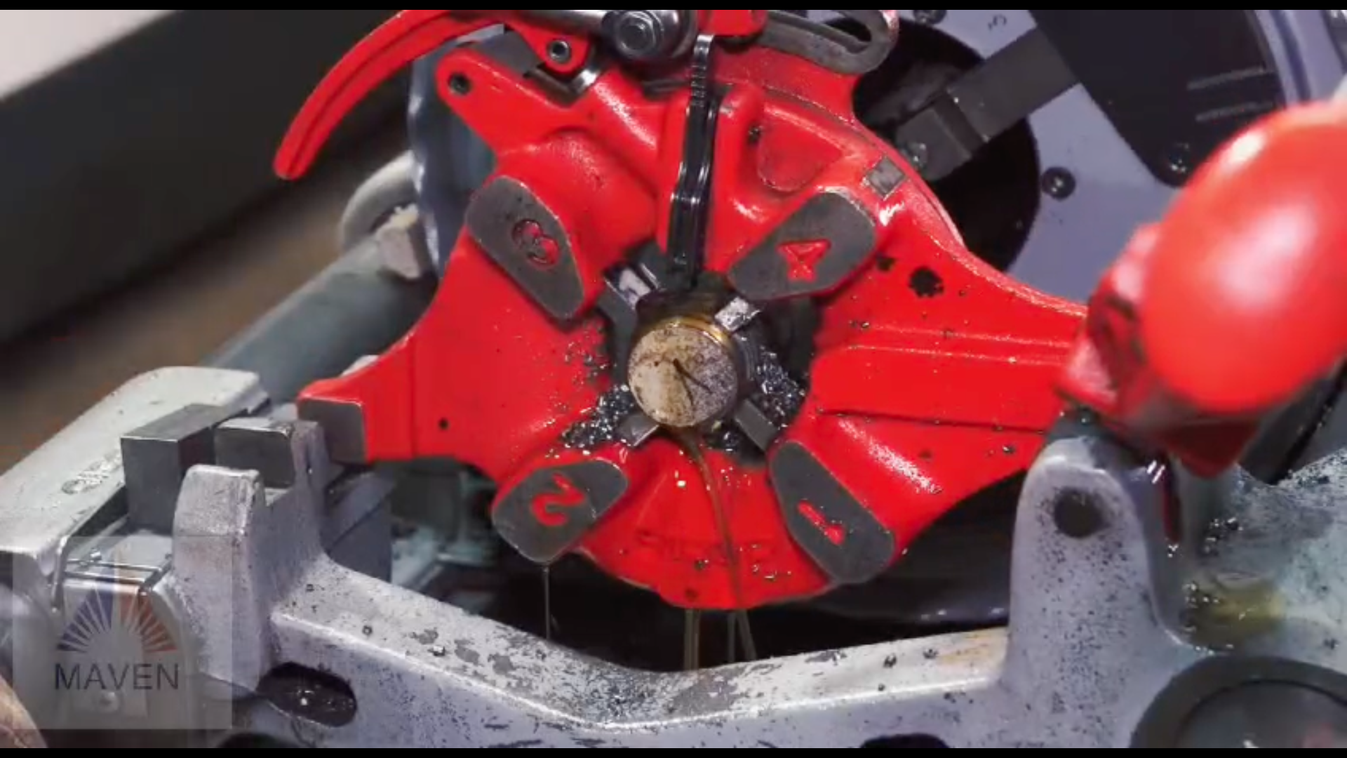 Conexiones roscadas en niplera Ridgid - Servicio de maestranza Maven